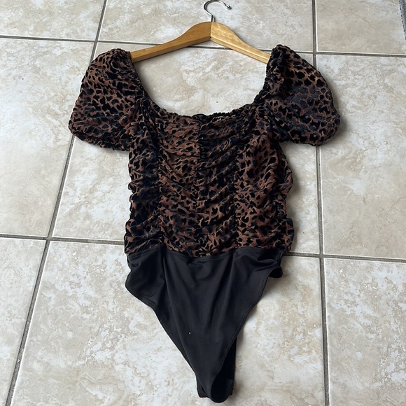 Cheetah print ruched bodysuit - Picture 3 of 4